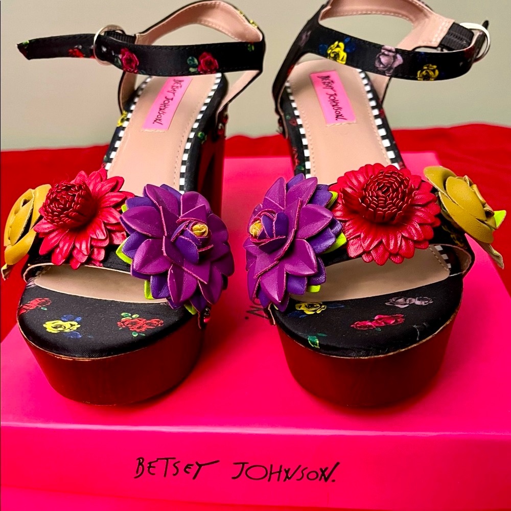 Betsey Johnson Rosee Flower Wood Clog Sandals - EUC with box and paper